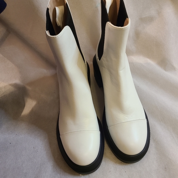 Stuart Weitzman Norah Lug Sole Chelsea Boots - Picture 5 of 11